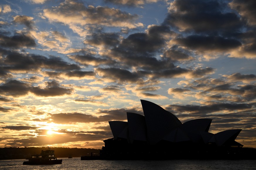 epa08531481 The Sydney Opera house at sunrise in Sydney, Australia, 07 July 2020. EPA/JOEL CARRETT AUSTRALIA AND NEW ZEALAND OUT