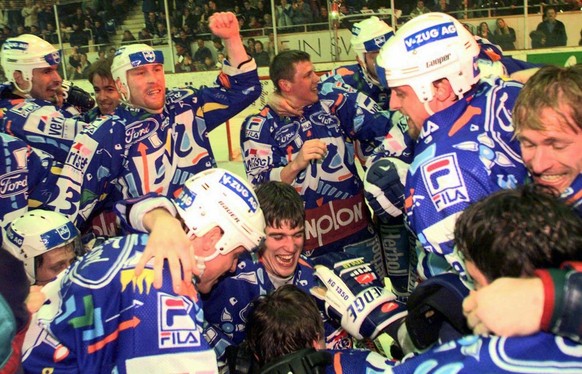 Unmittelbar nach Spielende bejubeln die Spieler des EV Zug am Samstag abend, 11. April 1998, in der Davoser Eissporthalle ihren Triumph. Der EV Zug bezwang zuvor den HC Davos im sechsten Final-Playoff ...