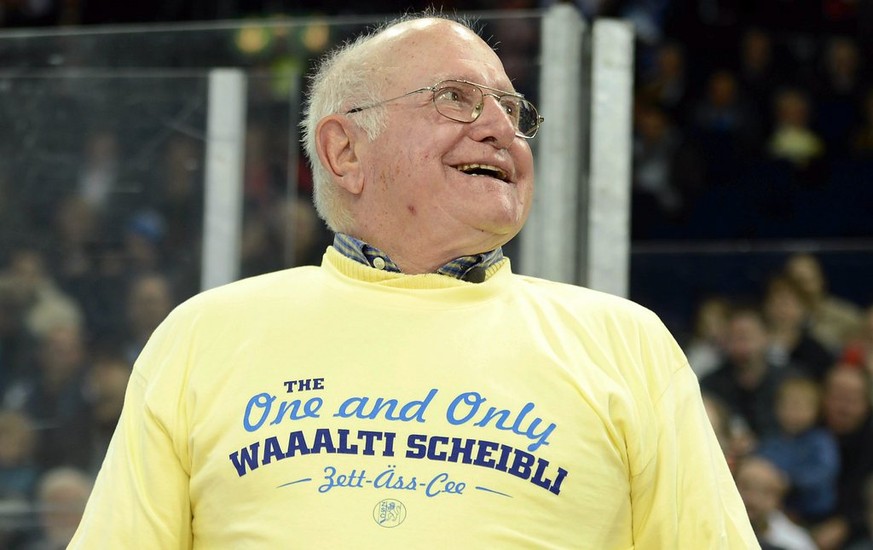 Reporterlegende Walter Scheibli 2012 an seinem 80. Geburtstag im legendären gelben Pullover.