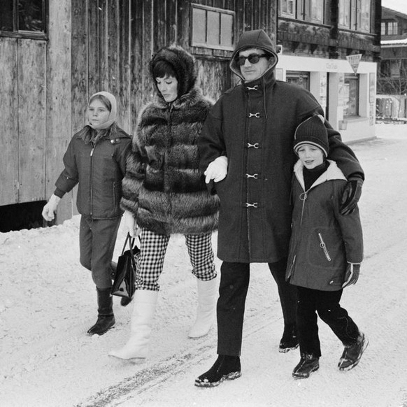 The english actress Julie Andrews and director Blake Edwards, pictured in Gstaad in the Canton of Berne, Switzerland, on December 21, 1967. (KEYSTONE/PHOTOPRESS-ARCHIV/Str)

Die Schauspielerin Julie A ...
