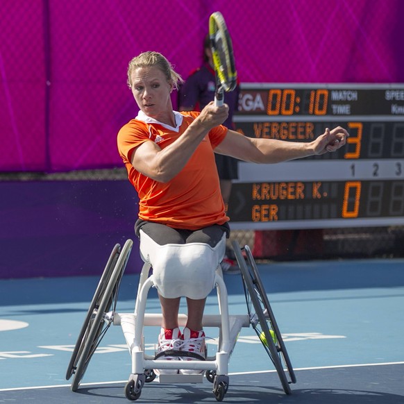 Bildnummer: 11369300 Datum: 03.09.2012 Copyright: imago/Action Plus
03.09.2012 London, England. First seed Esther VERGEER (NED) in action during her second round women s singles match on Day 5 of the  ...