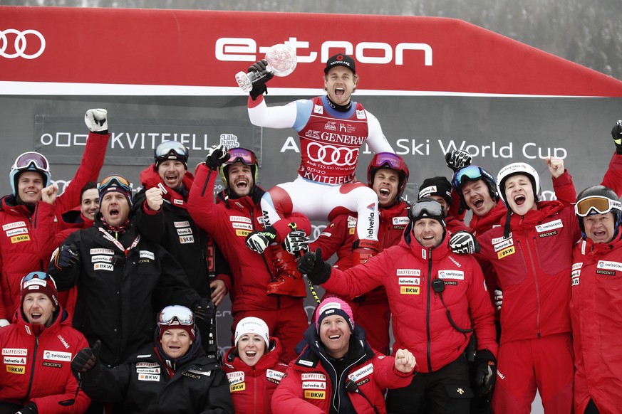 Switzerland&#039;s Mauro Caviezel celebrates with his team after winning the alpine ski, men&#039;s World Cup super-G discipline title, in Kvitfjell, Norway, Sunday, March 8, 2020. (AP Photo/Gabriele  ...