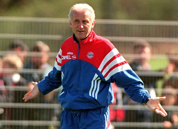 Italian coach, Giovanni Trapattoni of German first soccer division team FC Bayern Munich gestures during a training session in Munich, Thursday morning, April 9, 1998. German newspapers reports that T ...