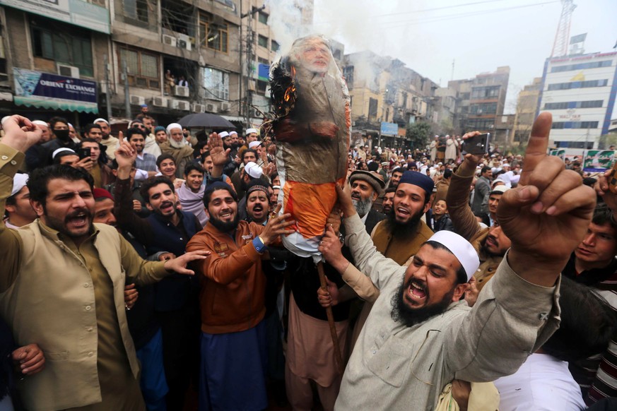 epa07406092 People shout slogans and burn an effigy of Indian Prime Minister Narendra Modi, during a protest against India, in Peshawar, Pakistan, 01 March 2019. For the past few days, the two neighbo ...
