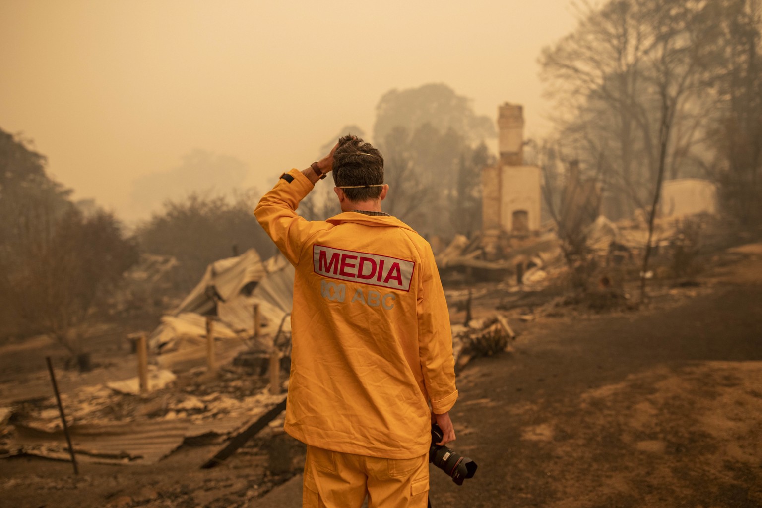 epaselect epa08097374 ABC photographer Matt Roberts reacts to seeing his sister&#039;s house destroyed by a bushfire in Quaama, New South Wales, Australia, 01 January 2020. EPA/SEAN DAVEY AUSTRALIA AN ...