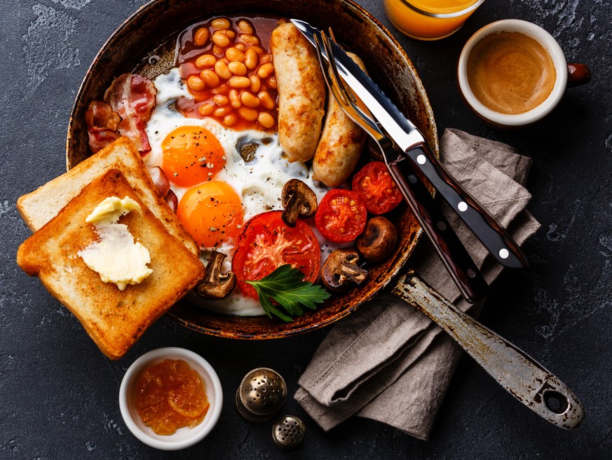 full english breakfast frühstück england grossbritannien eier tomaten würste bohnen baked beans toast speck food essen