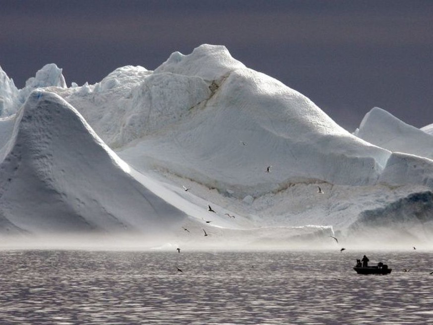 Das warme Wetter hat letztes Jahr in Grönland mehr Eis schmelzen lassen als prophezeit. Der Meeresspiegel weltweit sank um zwei Millimeter. Das scheint nicht viel, aber mit der Zeit machts was aus. (A ...