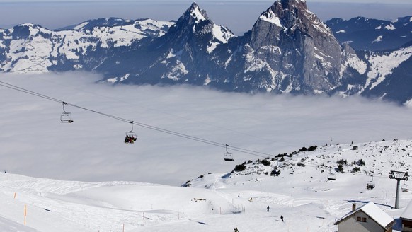 Menschen fahren Ski auf dem Fronalpstock (Stoos) am Sonntag, 5. Maerz 2011. Hinten die Berge Grosser und Kleiner Mythen. (KEYSTONE/Alessandro Della Bella)