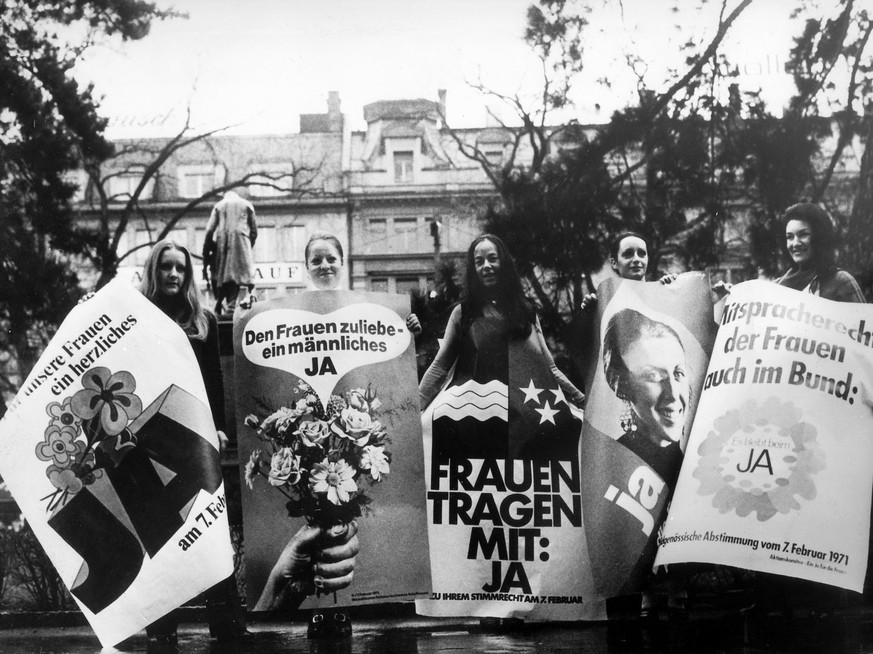 Mit Plakaten werben Frauen des Aktionskomitees &quot;Ein Ja fuer die Frau&quot; am 5. Februar 1971 in der Schweiz fuer das Frauenstimmrecht. Nach jahrzehntelangem Kampf erhielten die Schweizer Frauen  ...