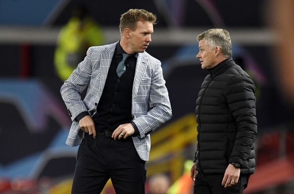 epa08782057 Manchester United manager Ole Gunnar Solskjaer (R) speaks with his RB Leipzig counterpart Julian Nagelsmann at the end of the UEFA Champions League group H match Manchester United vs RB Le ...