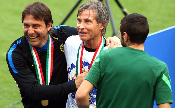 epa09223217 Inter Milan���s coach Antonio Conte (L) and team manager Gabriele Oriali celebrate winning the Italian Championship after the Italian Serie A soccer match between FC Inter and Udinese at G ...