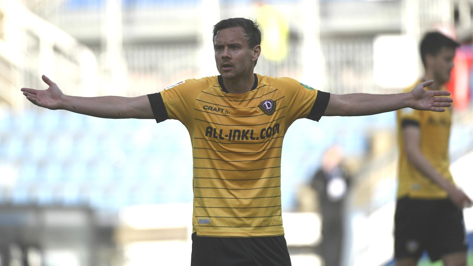 Chris Löwe verwirft die Hände: Dynamo Dresden taumelt nach dem 0:2 in Kiel dem Abstieg entgegen.