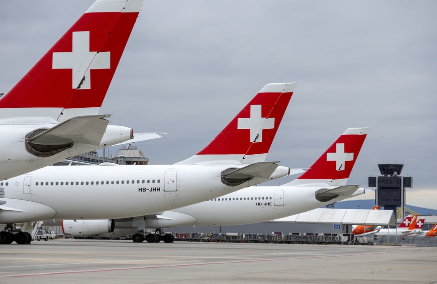 ARCHIVBILD ZUR MELDUNG, DASS DER BUNDESRAT SCHWEIZER AIRLINES MIT 1,3 MILLIARDEN FRANKEN HELFEN WILL - A large number of Swiss International Air Lines aircrafts and easyJet aircrafts are parked on the ...