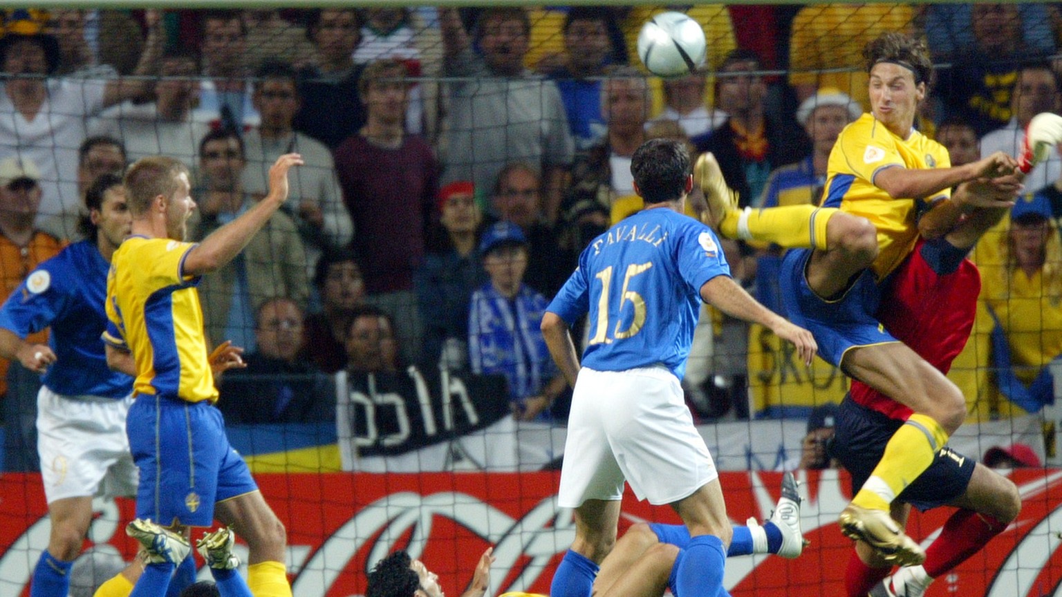 JAHRESRUECKBLICK 2004 - SPORT - AKROBATISCHES TOR VON ZLATAN IBRAHIMOVIC: Sweden&#039;s Zlatan Ibrahimovic, second from right, scores with a back heal against Italy&#039;s goalie Gianluigi Buffon, rig ...