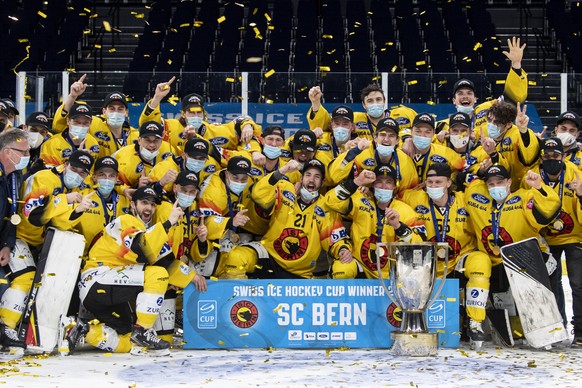 jubeln mit dem Pokal nach dem Sieg im Final des Swiss Ice Hockey Cups 2020/21 zwischen den ZSC Lions und dem SC Bern am Sonntag, 28. Februar 2021, im Hallenstadion in Zuerich. (KEYSTONE/Ennio Leanza)