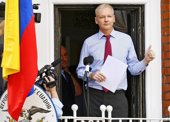 epa05142265 (FILE) A file picture dated 19 August 2012 of Wikileaks founder Julian Assange giving a thumbs up prior to delivering a statement on the balcony inside the Ecuador Embassy where he has sou ...
