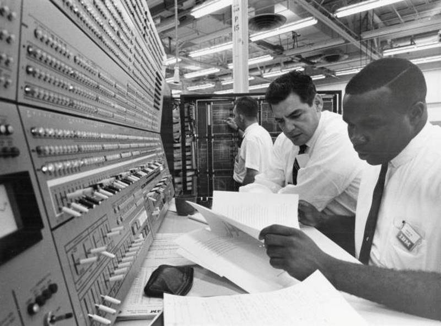 IBM-Ingenieure arbeiten mit einem System-360-Grossrechner, der auch zur elektronischen Datenverarbeitung in Banken genutzt wurde. Die Software wurde ab den 1960er-Jahren meist in der Programmiersprach ...