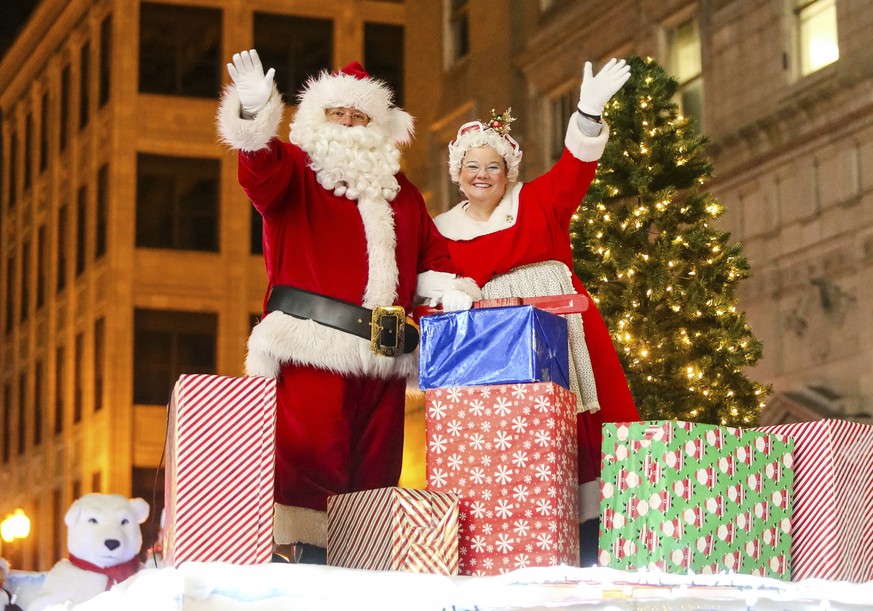 Santa and Mrs. Claus wave to the crowd during Huntington&#039;s annual Christmas Parade of Lights on Saturday, Dec. 10, 2016, in downtown Huntington, W.Va. (Sholten Singer/The Herald-Dispatch via AP)