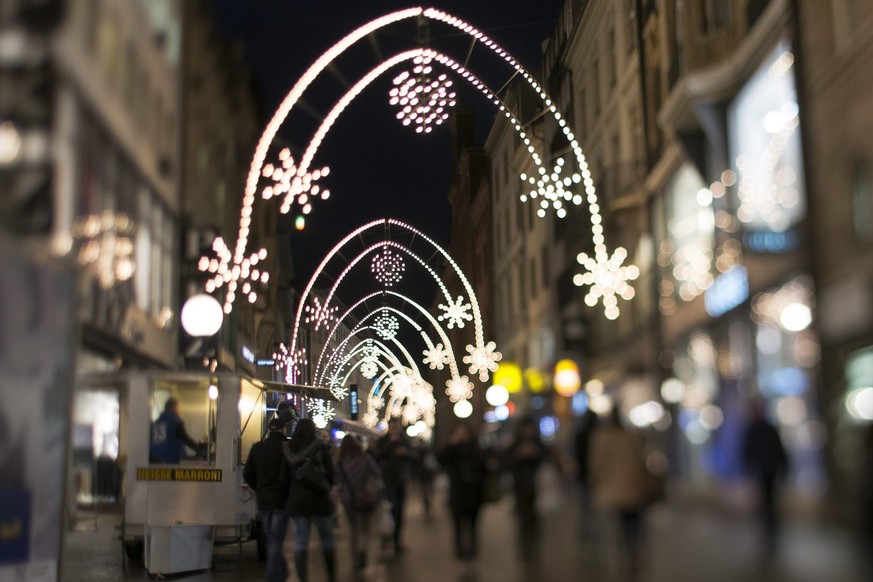 Christmas lights on the shopping street &quot;Freie Strasse&quot; in Basel, Tuesday, December 18, 2012. (KEYSTONE/Georgios Kefalas)....Weihnachtliche Beleuchtung in der Einkaufsstrasse Freie Strasse i ...