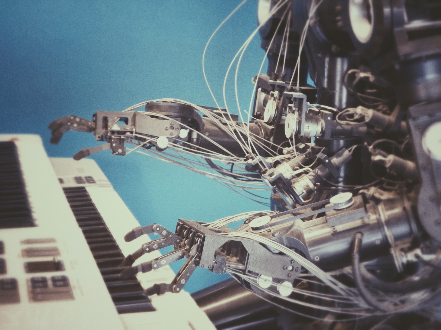 Roboter spielt Keyboard