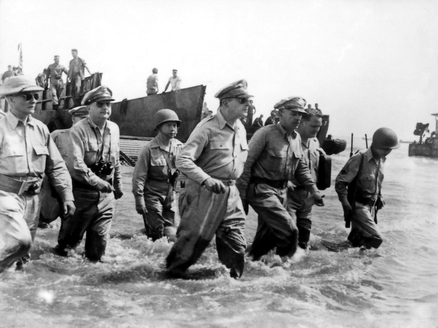 General MacArthur kehrt auf die Philippinen zurück.