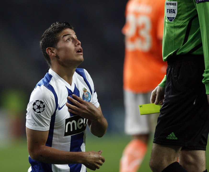 epa02972809 FC Porto&#039;s James Rodriguez reacts as he see a yellow card against Apoel FC during the Champions League group G match, held at Dragão Stadium, Porto, October 19, 2011. EPA/JOSE COELHO
