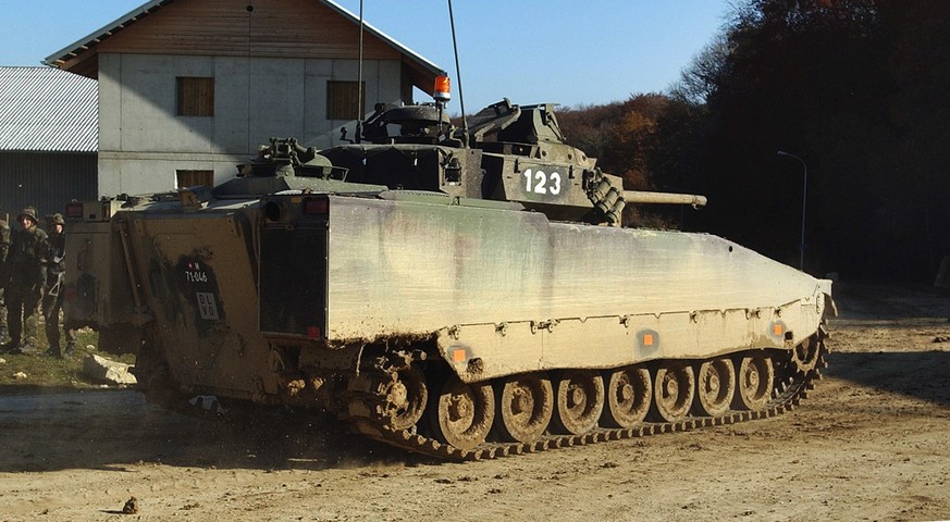 Ein Schweizer Schuetzenpanzer 2000 faehrt am Donnerstag, 6. November 2003 auf dem Waffenplatz Bure im Jura durch das Uebungsgelaende. Dieser Panzer, der schneller sowie staerker gepanzert ist als sein ...