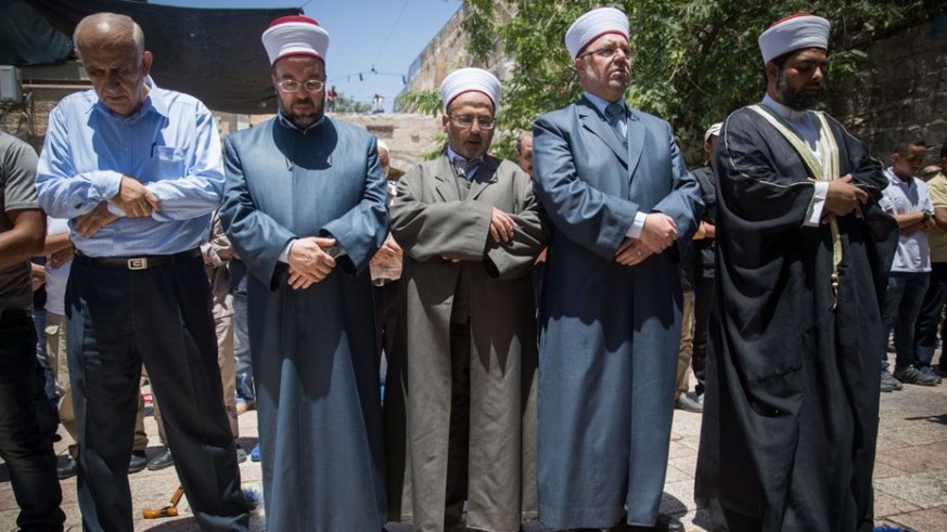 Mitglieder des Waqf und weitere palästinensische Offizielle beten ausserhalb des Tempelbergs.