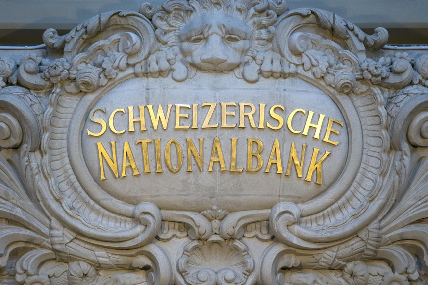 ARCHIVBILD - SCHWEIZER NATIONALBANK (SNB) MACHT 6,68 MILLIARDEN VERLUST IM ZWEITEN QUARTAL 2017 - The Logo of the the Swiss National Bank, SNB, photographed Thursday, 15 January 2015, in Bern, Switzer ...