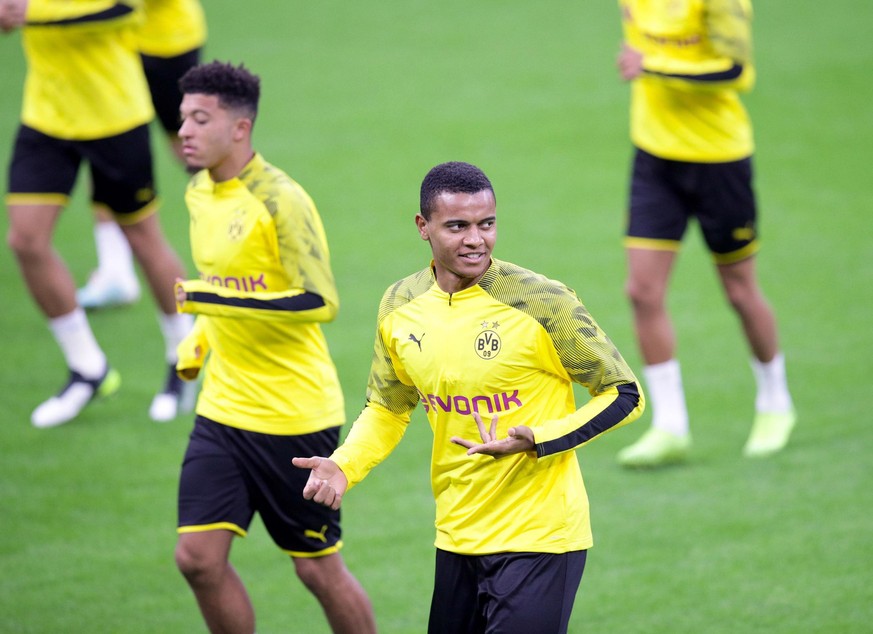 Borussia Dortmund&#039;s defender Manuel Akanji, center, attends a training session ahead of Wednesday&#039;s Champions League group F soccer match against Inter Milan, at the San Siro stadium, in Mil ...