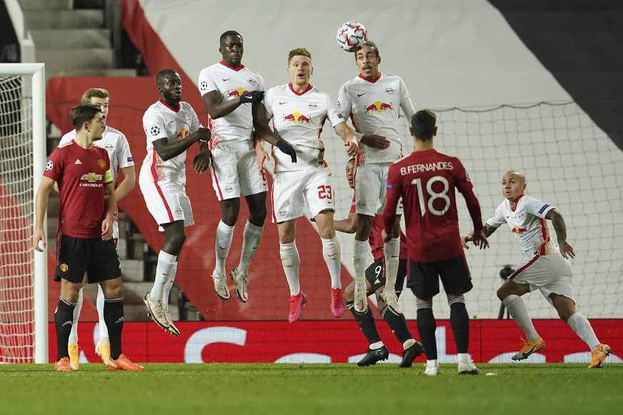 Manchester United&#039;s Bruno Fernandes, right, takes a free kick during the Champions League group H soccer match between Manchester United and RB Leipzig, at the Old Trafford stadium in Manchester, ...