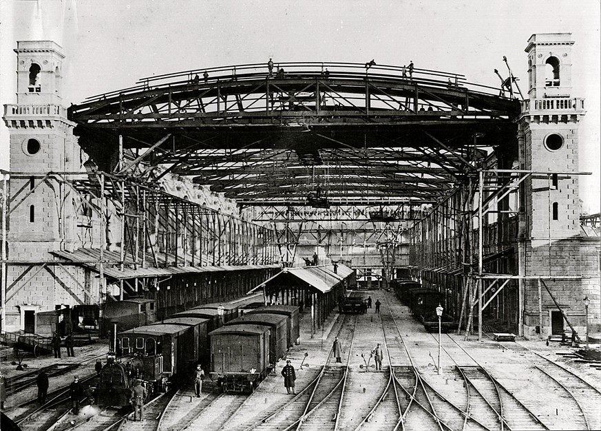 Vorne links: eine der 1865 von den NOB-Werkst�tten erbauten Zweikuppler-Tenderlokomotiven f�r die Bahn B�lach-Regensberg