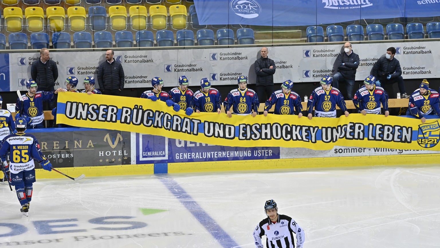 Das Davoser Team streikt nach dem Anspiel fuer rund 2 Minuten und macht mit einem Banner auf ihre Probleme aufmerksam, im Eishockey-Qualifikationsspiel der National League zwischen dem HC Davos und de ...