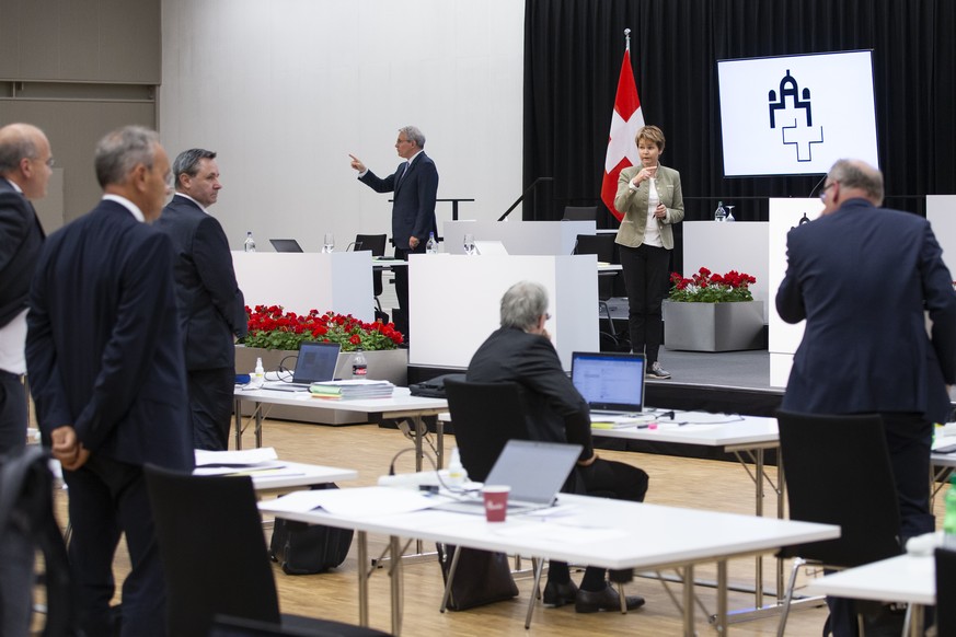 Die Stimmenzaehler Thomas Hefti, FDP-GL, hinten links, und Brigitte Haeberli-Koller, CVP-TG, hinten rechts, zaehlen die Stimmen waehrend einer Abstimmung im Staenderat, waehrend der ausserordentlichen ...