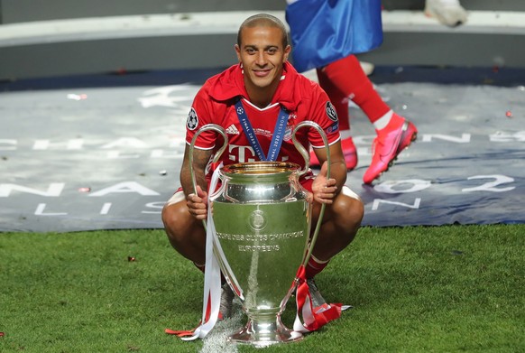 epa08620973 Thiago Alcantara of FC Bayern celebrates with the trophy after winning the UEFA Champions League final between Paris Saint-Germain and Bayern Munich in Lisbon, Portugal, 23 August 2020. EP ...