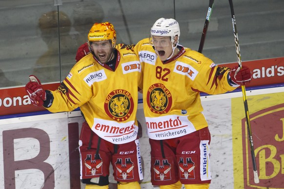Tiger&#039;s forward Christopher DiDomenico, of Canada, left, celebrates his goal with teammates forward Harri Pesonen, of Finland, right, after scoring the 3:5, during a National League regular seaso ...