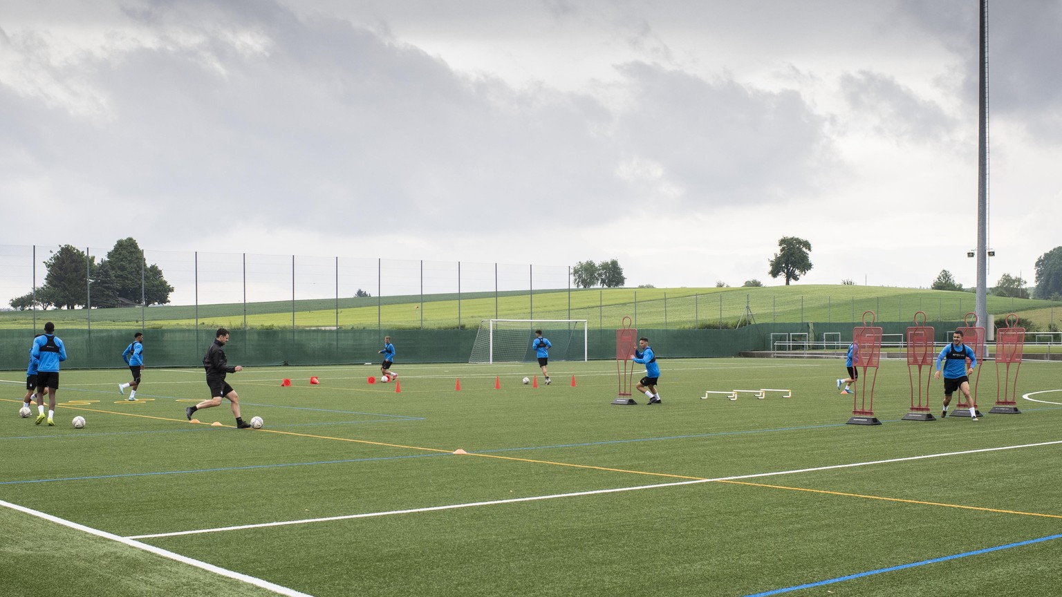 Die Spieler vom Grasshopper Club Zuerich im ersten Training waehrend der Corona-Pandemie auf dem GC Campus in Niederhasli, aufgenommen am Montag, 11. Mai 2020. (KEYSTONE/Ennio Leanza)