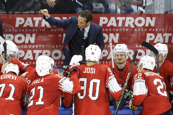 Patrick Fischer, head coach of Switzerland national ice hockey team, speaks to his players, during the IIHF 2018 World Championship, during the Gold Medal game between Sweden and Switzerland, at the R ...