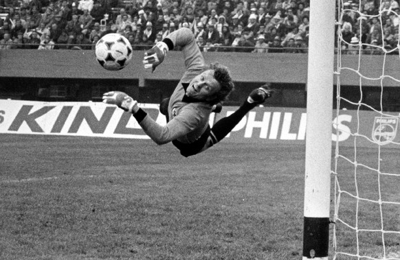 Der deutsche Torhueter Sepp Maier am 14. Juni 1978 in voller Aktion beim Spiel Deutschland-Italien (0:0) in Buenos Aires bei der Fussball-WM 1978. (KEYSTONE/EPA PHOTO/DPA/Str) === ===