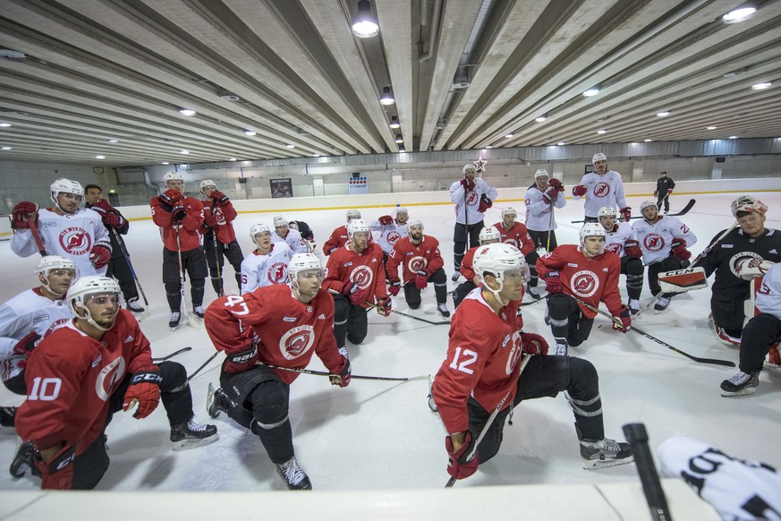 New Jersey Devils players listen to their head coach John Hynes, not pictured, during the training at the Postfinance Arena in Bern, Switzerland, Sunday, September 30, 2018. The New Jersey Devils will ...