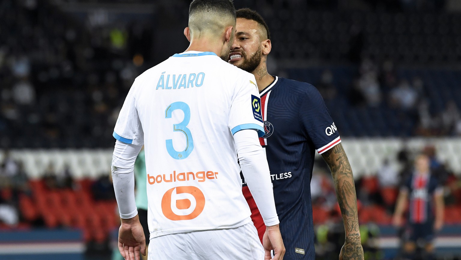 epa08667346 Paris Saint-Germain&#039;s Neymar (R) argues with Olympique Marseille&#039;s Alvaro Gonzalez (L) during the French Ligue 1 soccer match between Paris Saint-Germain (PSG) and Olympique Mars ...