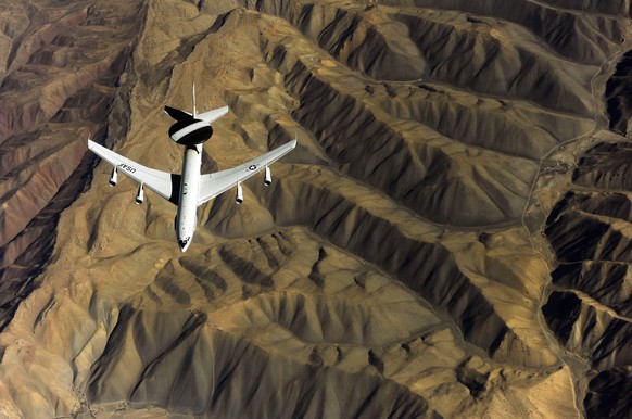 November 25, 2010 - A U.S. Air Force E-3 Sentry aircraft returns to its mission after refueling while flying over Afghanistan in support of Operation Enduring Freedom. PUBLICATIONxINxGERxSUIxAUTxONLY  ...