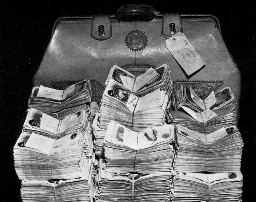 Beute aus dem Postzugüberfall von 1963.
The bulk of the money stolen during The Great Train Robbery has never been recovered. On 15 August 1963, four bags containing £100,900 were found in woods near  ...
