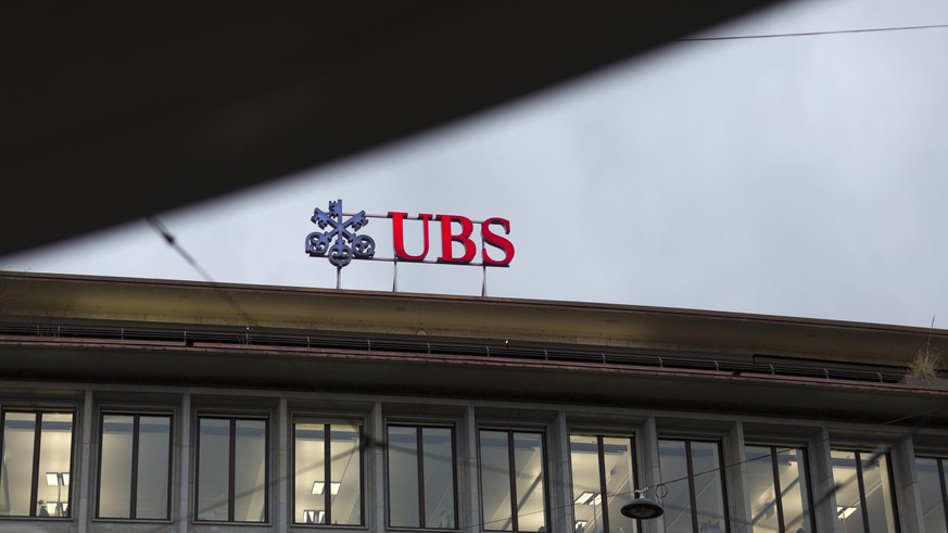 ARCHIV - ZU DEN QUARTALSZAHLEN DER UBS, AM FREITAG, 27. OKTOBER 2017, ERHALTEN SIE FOLGENDE ARCHIVBILDER ----- The logo of the Swiss bank UBS above their building on Paradeplatz Square in Zurich, Swit ...