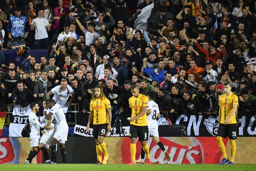 Valencia&#039;s players, left, celebrate with their fans after their first goal, as YB&#039;s players show dejection during the UEFA Champions League group stage group H match between Spain&#039;s Val ...