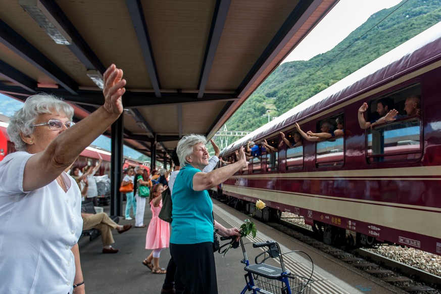 Menschen winken den Pilgern, bei der Abfahrt eines Sonderzuges fuer Lourdes-Pilger, auf dem Bahnhof von Bellinzona, am Sonntag, 16. August 2015. Jedes Jahr pilgern tausende Leute nach Lourdes in Frank ...