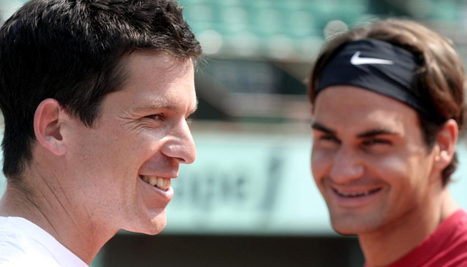 Britain&#039;s Tim Henman, left, laughs with Switzerland&#039;s Roger Federer, center, and Finland&#039;s Jarkko Nieminen during a training session for the French Open tennis, at the Roland Garros sta ...