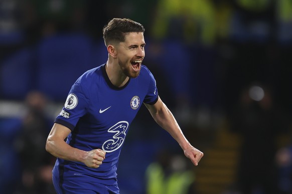 epa09210426 Chelsea&#039;s Jorginho celebrates after scoring the 2-0 lead from the penalty spot during the English Premier League soccer match between Chelsea FC and Leicester City in London, Britain, ...