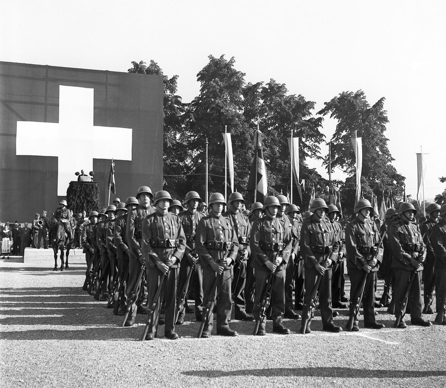 Soldiers stand on the Tonhalleplatz (from 1947: Sechselaeutenplatz) in Zurich, Switzerland, pictured on Swiss National Day August 1, 1940. (KEYSTONE/PHOTOPRESS-ARCHIV/Str) An der Bundesfeier am 1. Aug ...