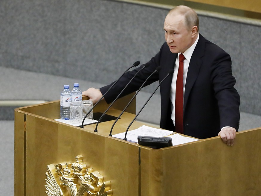 Der russische Präsident Wladimir Putin hat am Samstag das Gesetz für die bisher grösste Verfassungsänderung seines Landes unterzeichnet, das ihm die Präsidentschaft bis 2036 sichern könnte. Quelle: AP ...